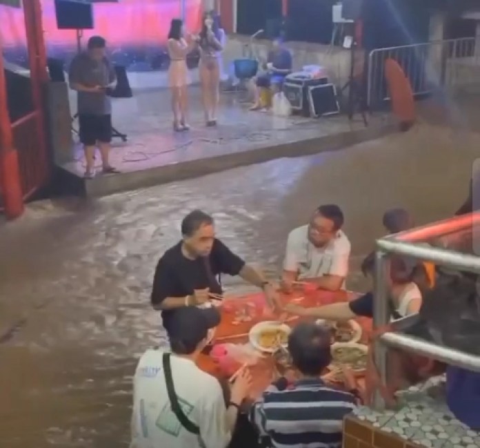 (流水席片)真的是「流水席」!嘉義下暴雨 中埔鄉石硦村普度平安宴水流從餐桌下流過 61 1 | 生活 生活 記者爆料網