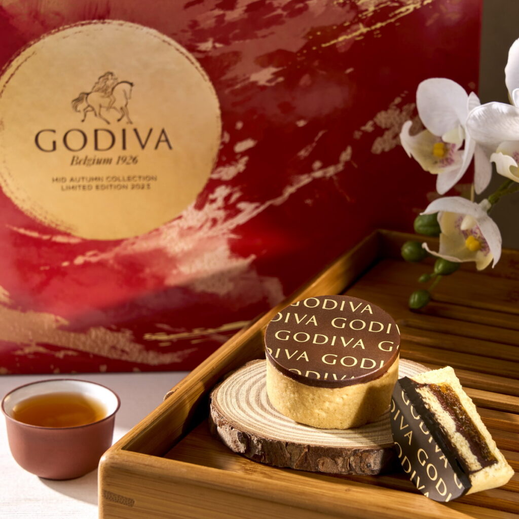 GODIVA中秋巧克力月餅以精巧建築美學呈現巧克力藝術,帶來層層分明的細膩口感,頂部覆蓋品牌標誌的各色巧克力片,更顯整體奢華精緻,中西文化交融的美味口感將席捲您的味蕾!