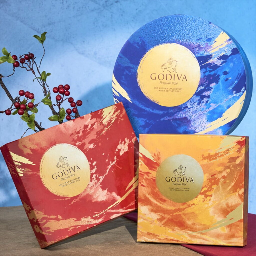 GODIVA2023中秋系列禮盒以多款別緻造型呈現皎潔月色,應用油彩藝術渲染出深層有致的秋日風景,品牌標誌在金黃月光映照下熠熠生輝,不僅為您表達真摯祝願,更凸顯送禮者別出心裁的優雅品味,滿足多種場合需求!