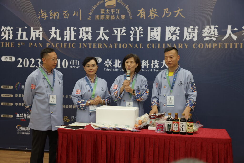 .評審長李怡君現場揭開決賽「神秘食材箱」的內容:貢寮鮮凍九孔鮑、透抽、牛肋條、統一肉燥風味醬、統一好勁道麵條、金目鱸魚,和丸莊醬油,為必須使用食材