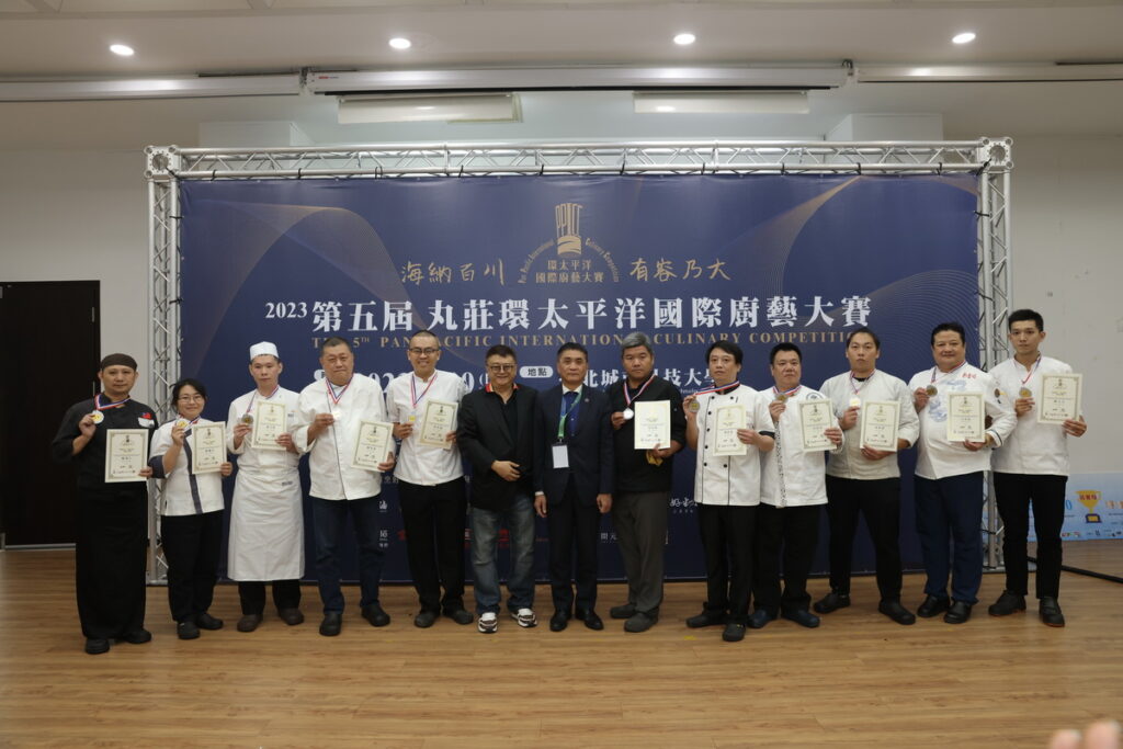 主辦單位代表梁幼祥理事長,以及與會貴賓:臺北城市科技大學主秘李尚懿,台灣餐飲聯盟理事長李日東,一同為評審頒發證書及致詞