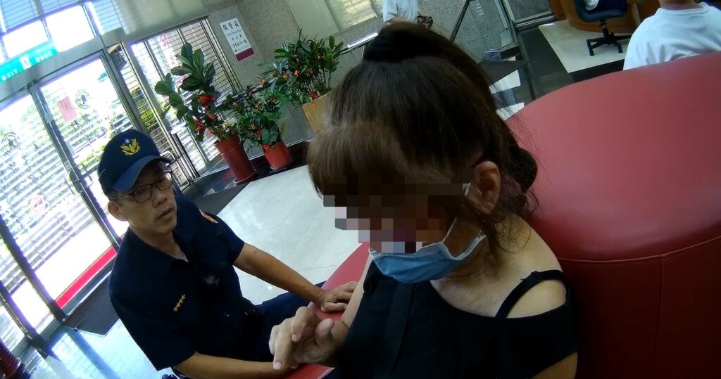警方到場耐心向民眾解釋此為典型愛情詐騙,係詐騙集團慣用之手法