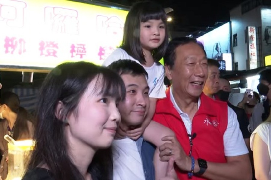 士林夜市邊走邊吃雞翅、香腸 郭台銘超接地氣一攤攤逛 239