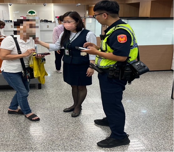 警方與行員，向婦人解說這是詐騙手法。(記者宋紹誠翻攝)