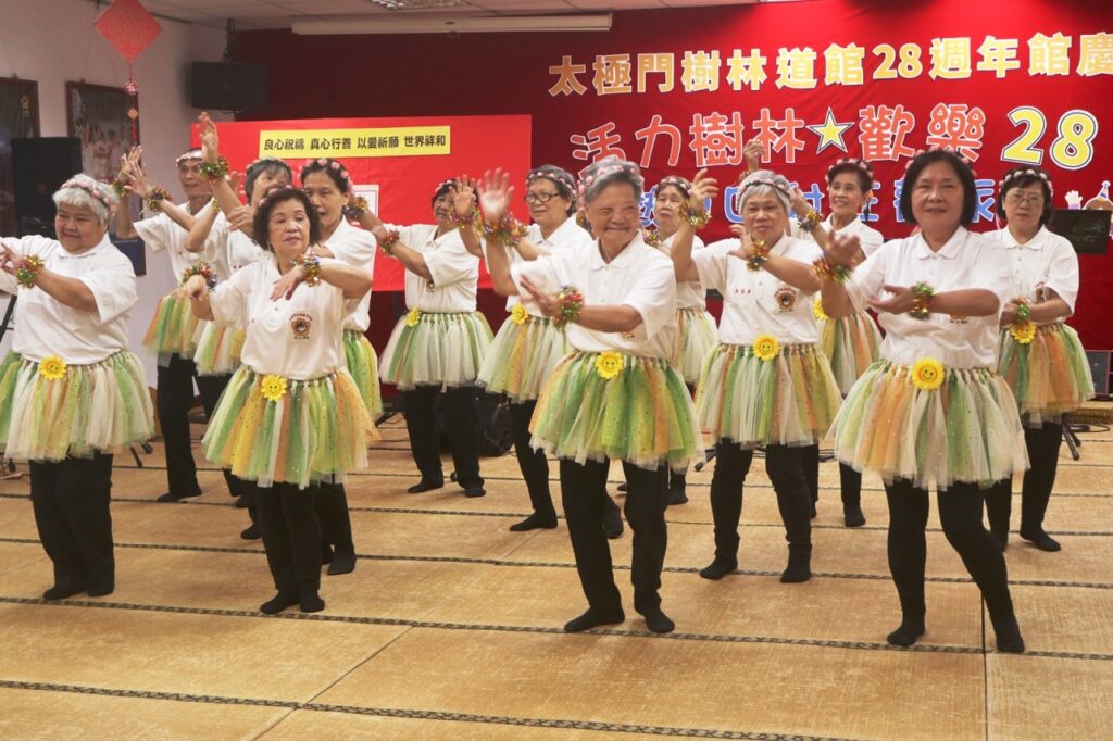 ▲「千歲團」的阿公、阿嬤們,穿著蓬蓬裙跳起輕盈的海草舞。(記者李欣翻攝)