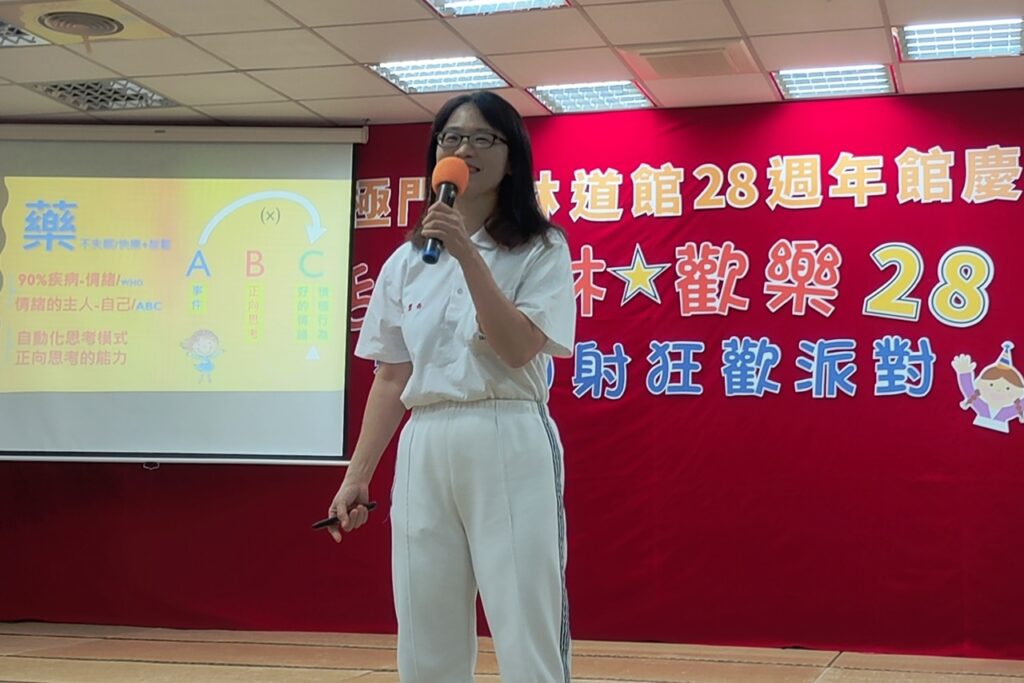 ▲呂麗雪鼓勵大家:只要願意從現在開始「為自己改變」,就可以變得更幸福。(記者李欣翻攝)