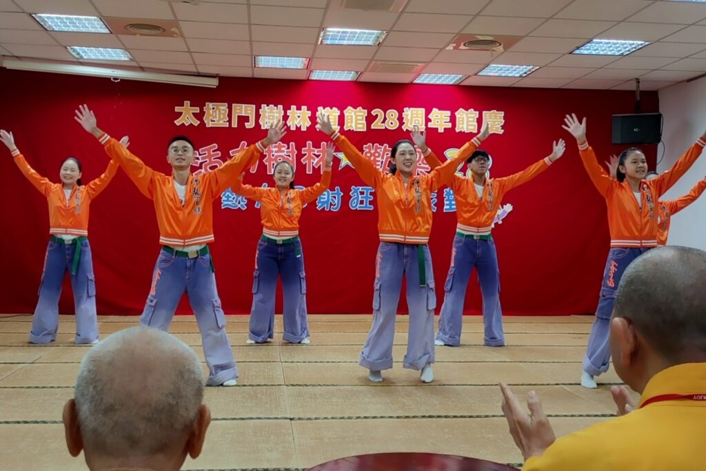 ▲年輕世代Energy Boys & Energy Girls的活力舞蹈,青春的活力將感染著每一個人。(記者李欣翻攝)