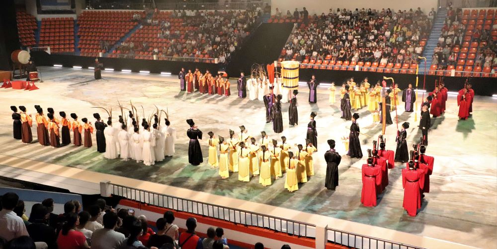 《圖說》大成至聖先師孔子2573週年誕辰釋奠禮暨2023年教師節敬師禮祭典舞蹈演繹部分,除傳統祭典中的八佾舞,更加入武舞及雩舞,約200多位學生參演。〈教育局提供〉