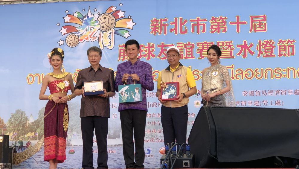 《圖說》新北市第10屆泰國藤球友誼賽暨水燈節臺泰交換禮物,左二為新北市勞工局長陳瑞嘉。〈勞工局提供〉
