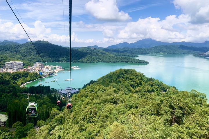 搭高鐵遊九族,還可乘坐日月潭纜車從空中盡攬日月潭湖光山色。 圖:九族文化村/提供