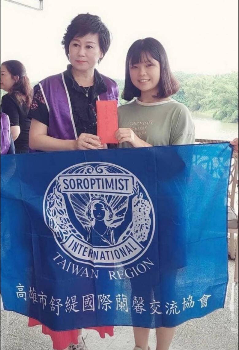 漾新聞|《女人幫助女人》蘭馨舒緹會捐助成大女學生得以順利就學