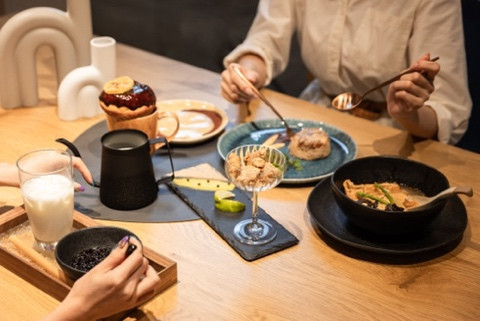 HOLA首度攜手遍佈全台的四大餐飲品牌—師園鹽酥雞、林聰明沙鍋魚頭、糯夫米糕及墨潮青蛙撞奶」,再加上HOLA CAFE 主廚特製甜點,推出《HOLA城市餐桌計畫》體驗活動,共組最具代表性的台灣城市餐桌。