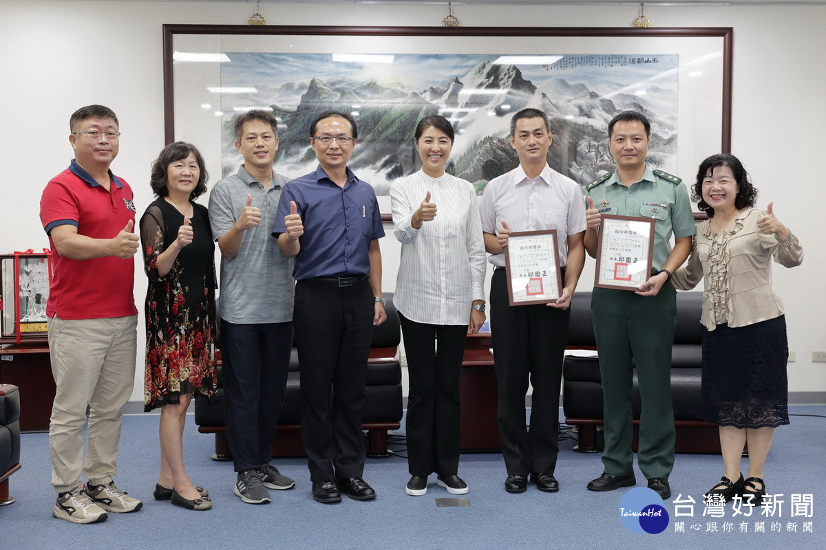 許縣長感謝林教官（右三）與劉教官（右二）對國防教育無私的貢獻。（縣府提供）