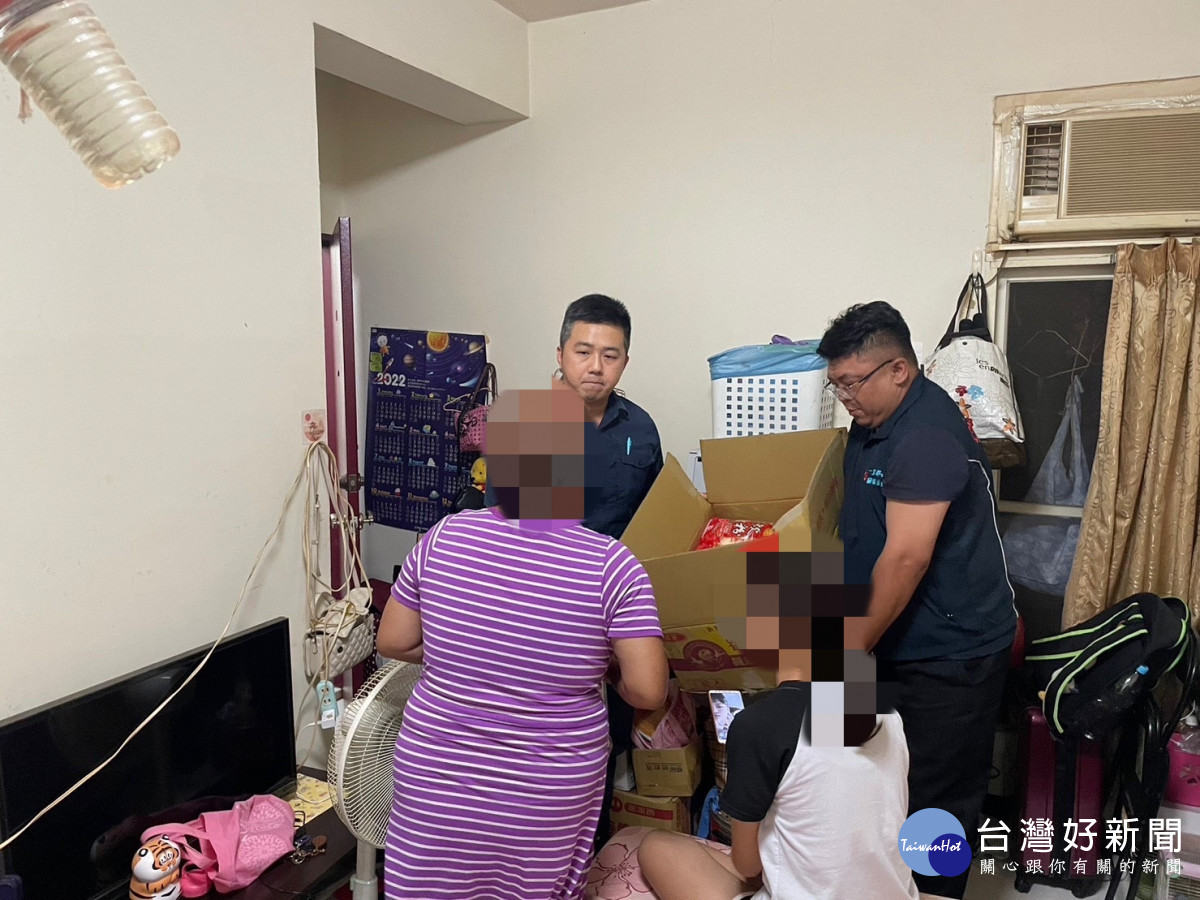 社區警政再出發,中壢警分局溫馨送暖助弱勢。