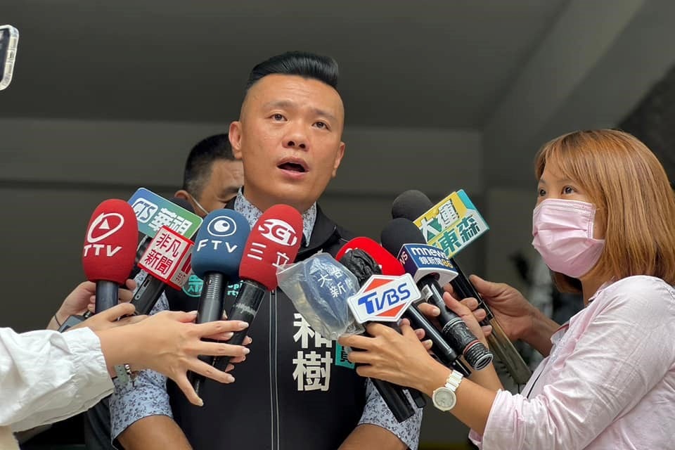 民眾黨台中市議員江和樹遭網路紅人「小商人」影射「服務到家」,江和樹表示「針對影射性的謠言,將透過司法處理」。翻攝江和樹臉書