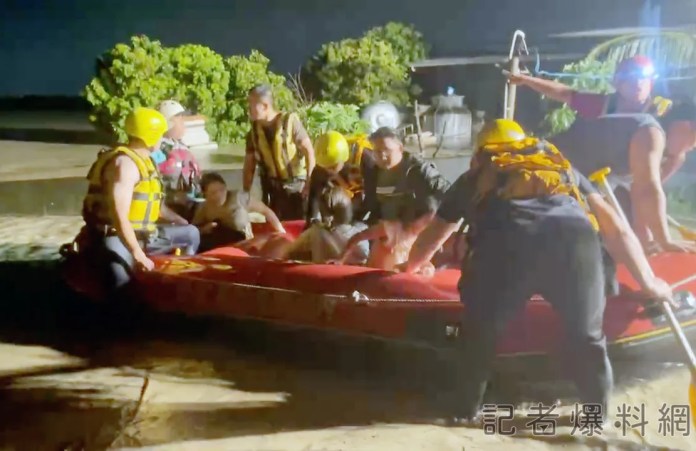 82線附近救出被水圍困民眾。民眾提供 | 社會 社會 記者爆料網