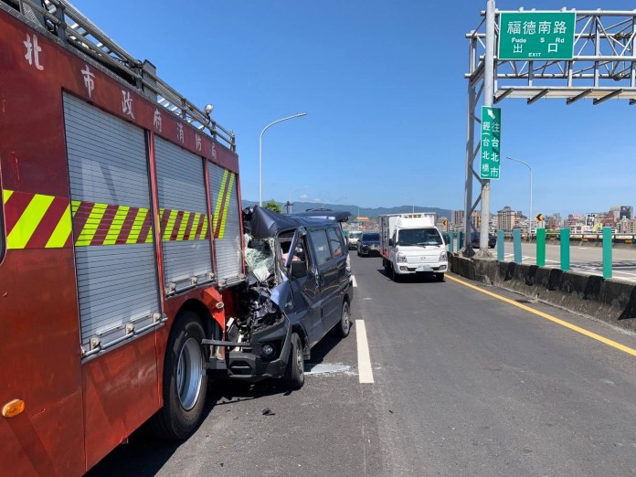 未注意前方路況!廂型車追尾猛撞消防水箱車 駕駛送醫 68 S 36298769 | 社會 社會 記者爆料網