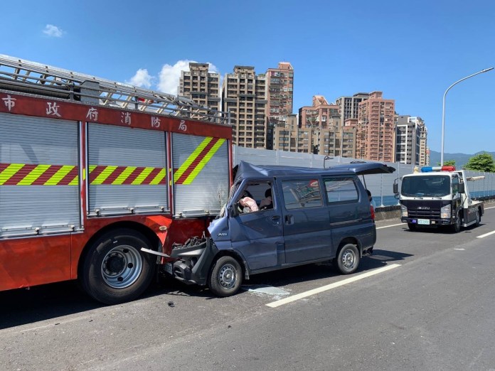 未注意前方路況!廂型車追尾猛撞消防水箱車 駕駛送醫 65 S 36298771 | 社會 社會 記者爆料網