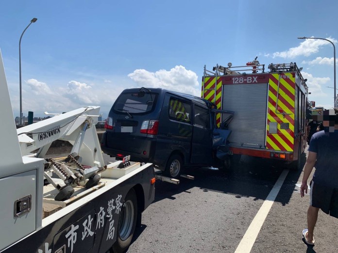 未注意前方路況!廂型車追尾猛撞消防水箱車 駕駛送醫 66 S 36298768 | 社會 社會 記者爆料網