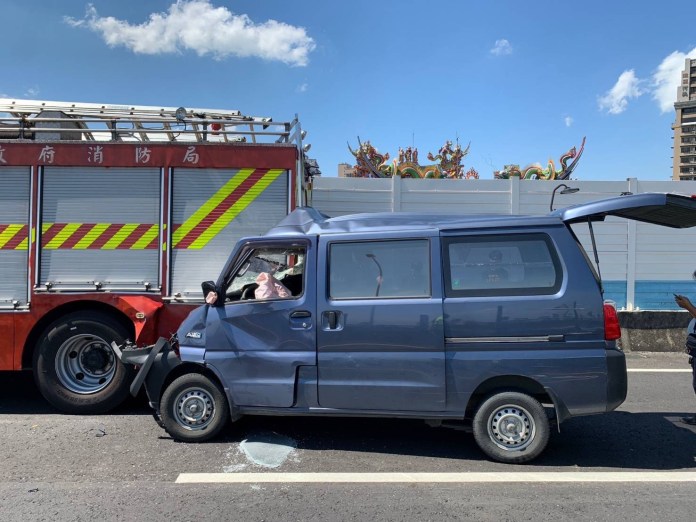 未注意前方路況!廂型車追尾猛撞消防水箱車 駕駛送醫 67 S 36298770 1 | 社會 社會 記者爆料網