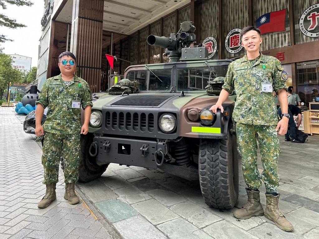 國軍歡慶軍人節走向民間新竹大遠百軍事體驗互動吸晴