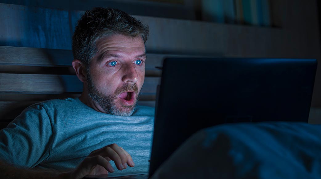 男人 工作的 因特網 癮君子 癮 晚 夜 在線 筆記本電腦 電腦 家 床 臥室 坐 驚 感到驚訝 濫用 震驚 社交媒體 現場 聯網 業務 商人 企業家 在室內 肖像 男性 年輕 吸引力 英俊 生活方式 看 尋找 30歲 40歲 臉 光 傢伙 濃 震 網絡 性別 驚訝