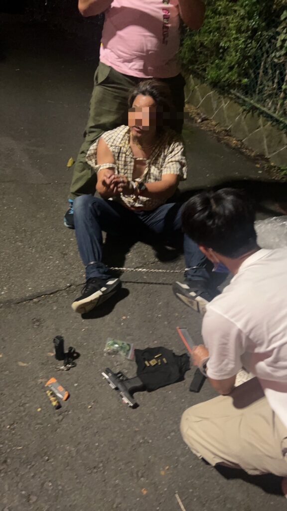 渠自腰間準備拔槍射擊,同仁迅速擒抱壓制在地