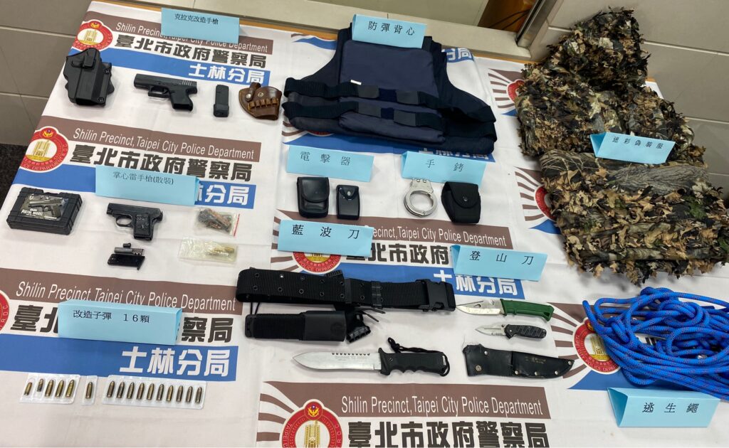 取獲克拉克手槍1把、子彈11顆,另於其藏匿處所再起獲散裝之改造掌心雷手槍1把、子彈5顆、藍波刀1把、登山刀1把、瑞士刀1把、電擊器1只、防彈背心、迷彩偽裝服1套及逃生用繩索1捆等證物
