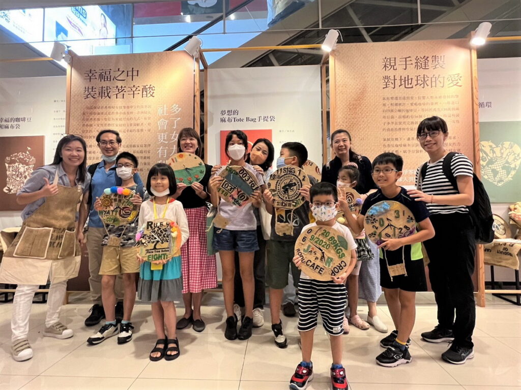 大小朋友親手用再生麻布創作具個人巧思的風格大鐘！將對環保的熱情融入生活，提醒時