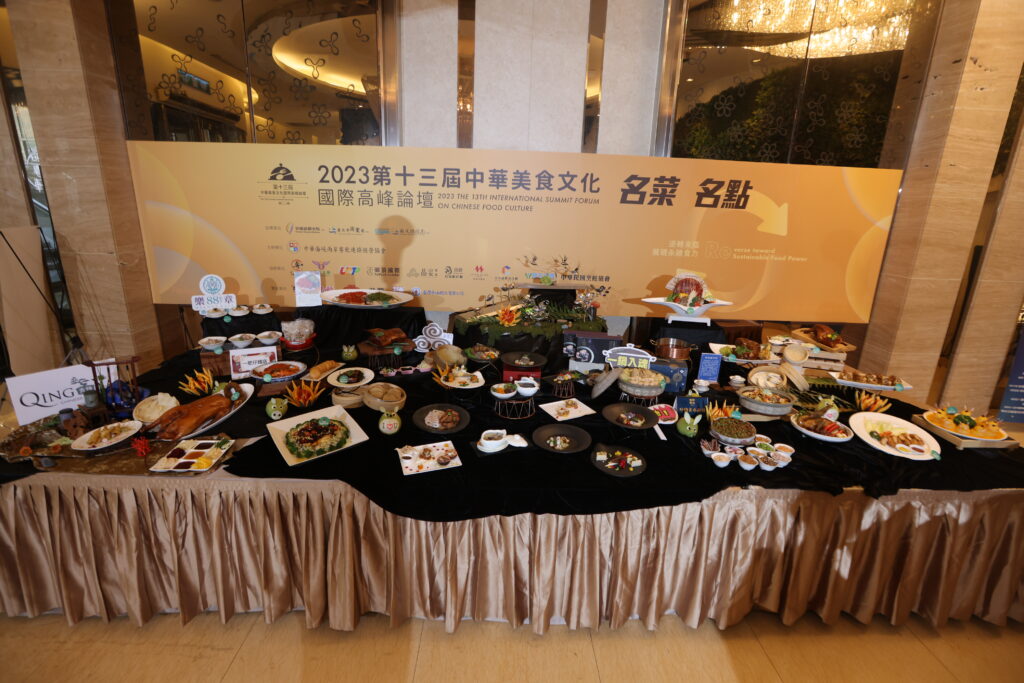 亞太年度餐飲金獎在2023年報名參賽的企業中，破格遴選出17道經典菜餚，「名菜名點」是當代飲食文化的載體，也是能夠具象傳承一代又一代的美食特色，更象徵著餐飲品牌的精神