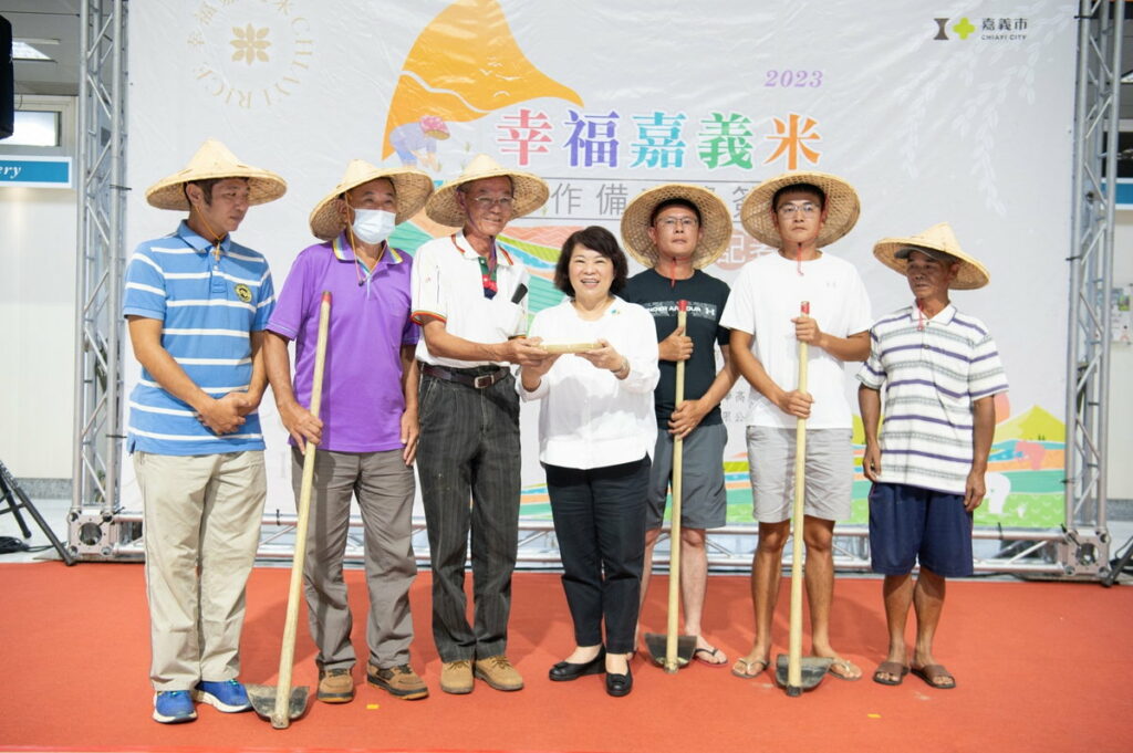 青農亮相