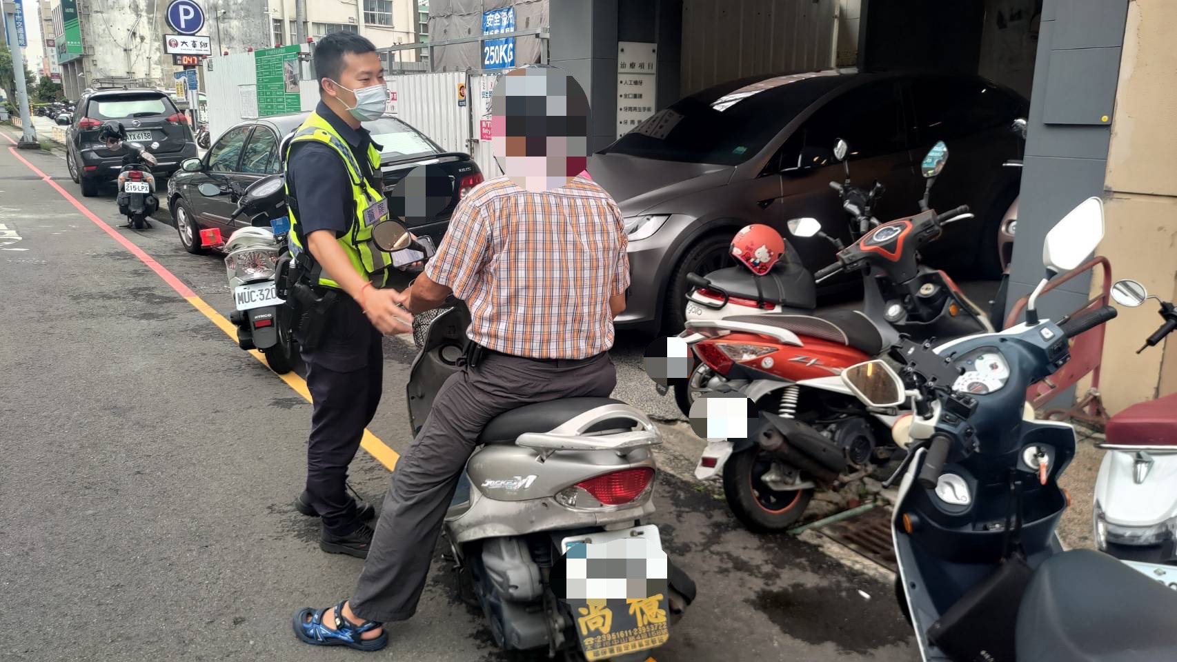 豐原分局警力最終，在中山路附近成功攔下了老翁，結束了這段令人驚魂的迷航之旅。（圖/記者林㤈輝翻攝）