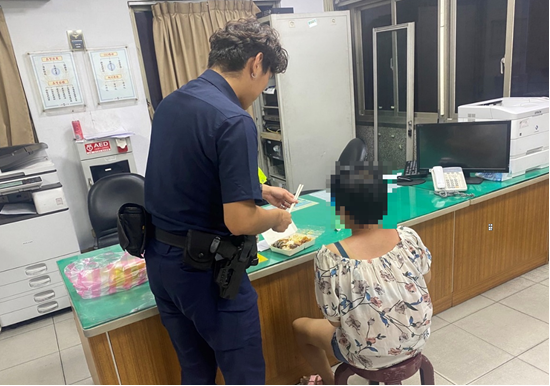 警方為女子準備食物充飢。(記者宋紹誠翻攝)