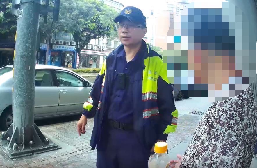 黃姓婦人迷途不慎跌倒，北投分局光明所副所長賴星光（左）率員到場處理。(記者宋紹誠翻攝)