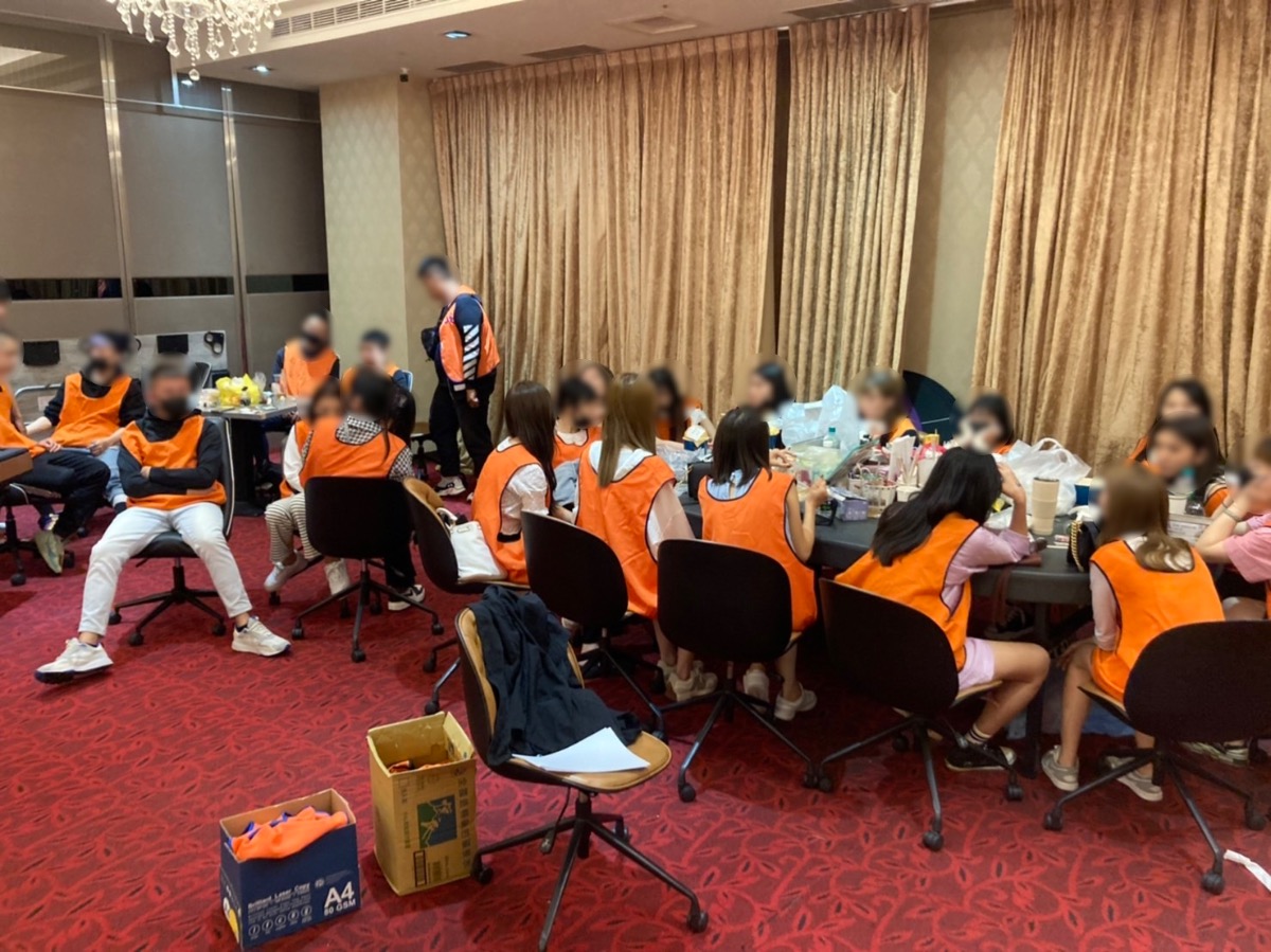 台中市警方大陣仗突襲百家樂賭場，賭場藏在大樓地下室，擁有百坪空間，號稱是台中最大間百家樂。（圖/記者江雁武翻攝）