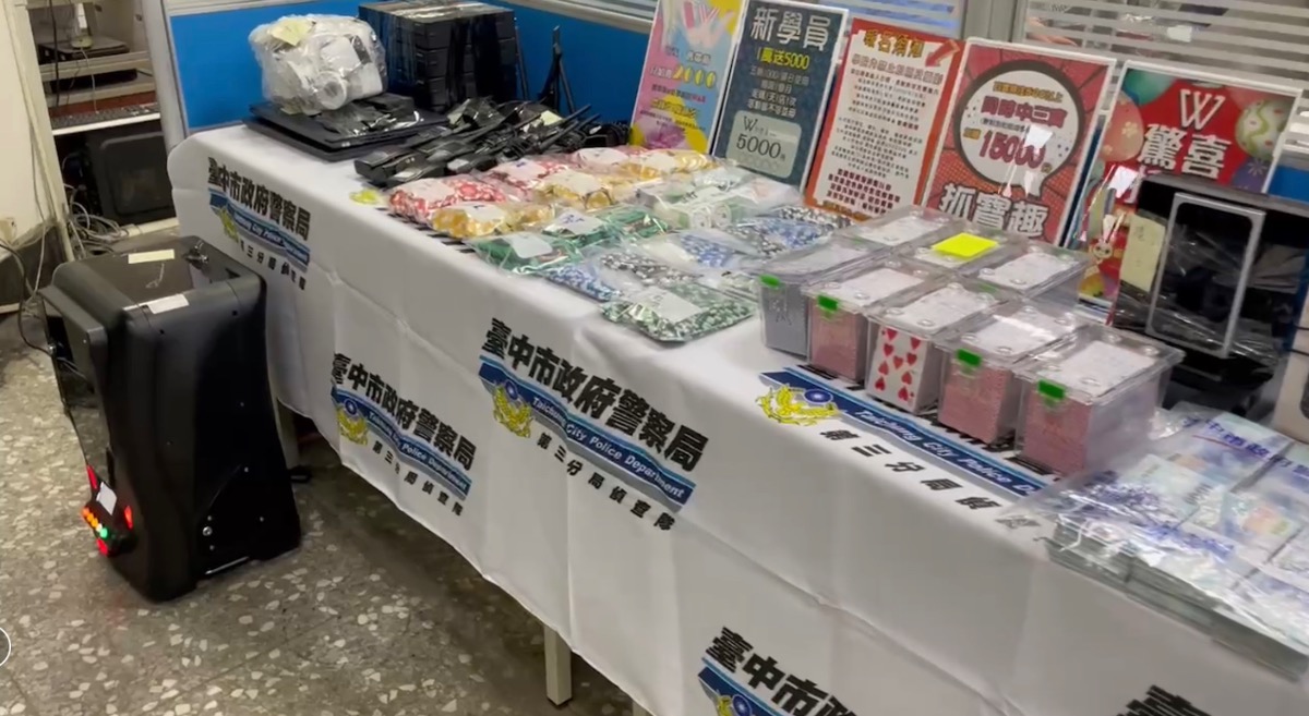 有點鈔機、洗牌機、各式賭具、監視器、通訊設備、賭桌、電動麻將桌等……各項贓證物。（圖/記者江雁武翻攝）