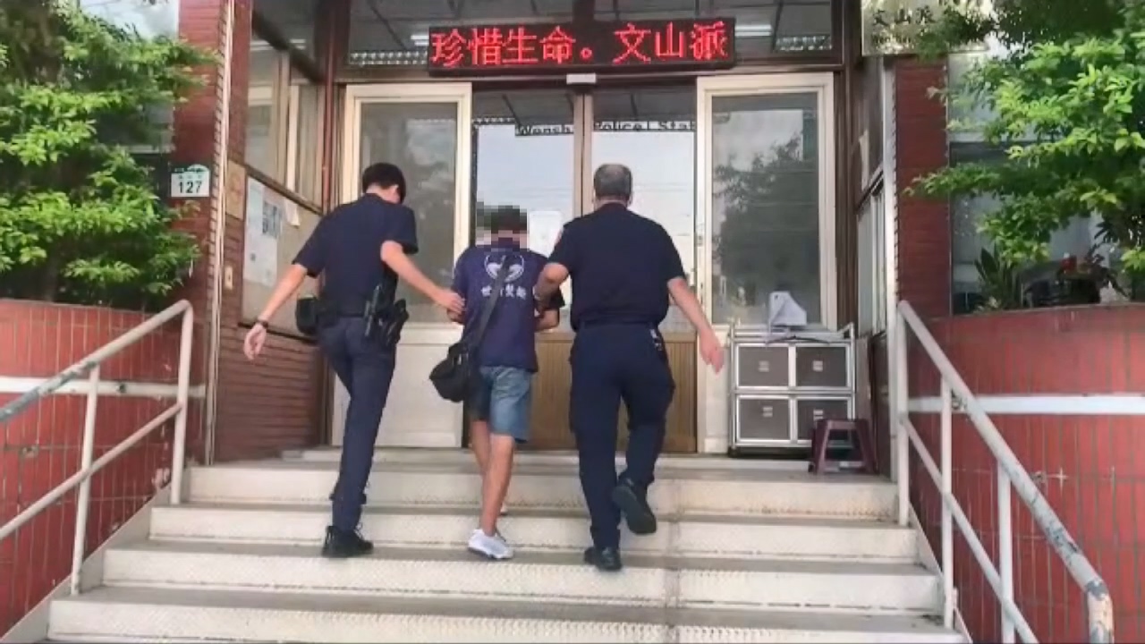 趕上班闖紅燈 身上酒味「不像只喝半瓶」 多次假吹未果 警大聲喝斥後他直接超標