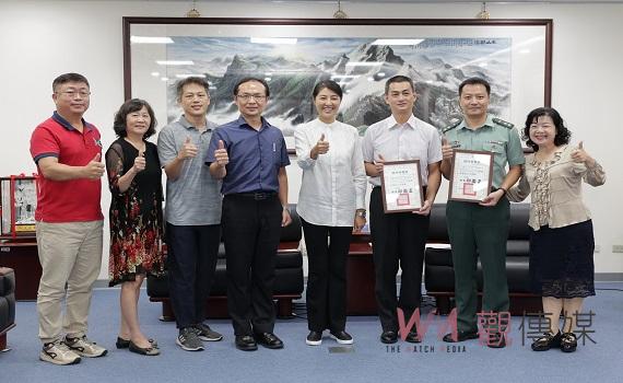 南投2教官獲全民國防教育傑出貢獻獎 許淑華頒獎表揚