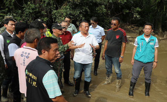 嘉義0910暴雨成災 翁章梁到場勘災感謝軍警消救援