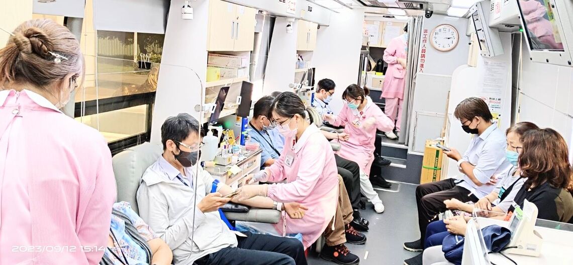 漾新聞|台灣中油煉製事業部員眷挽袖捐血紓解血荒