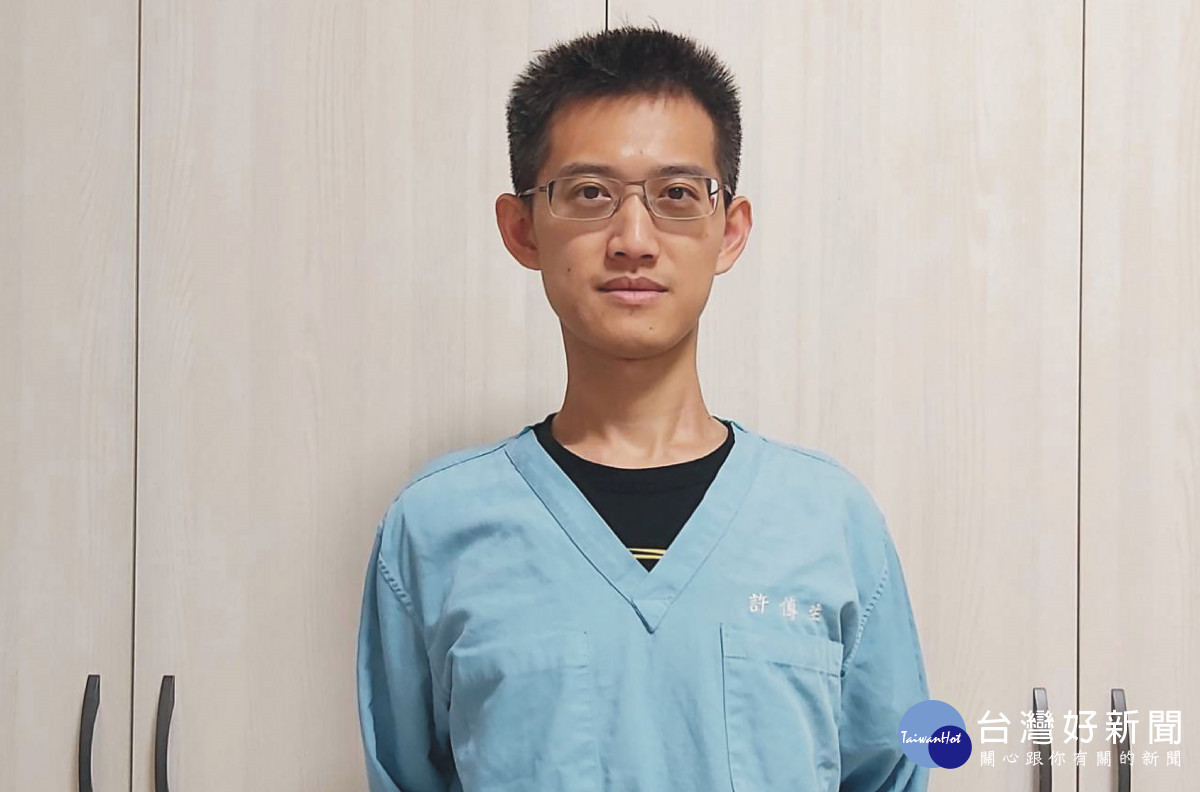 許傳生醫師指出,治療心肌梗塞是一場分秒必爭的戰鬥,護理師的迅速反應,無疑是員警能度過危機的關鍵因素。圖/彰基醫院提供