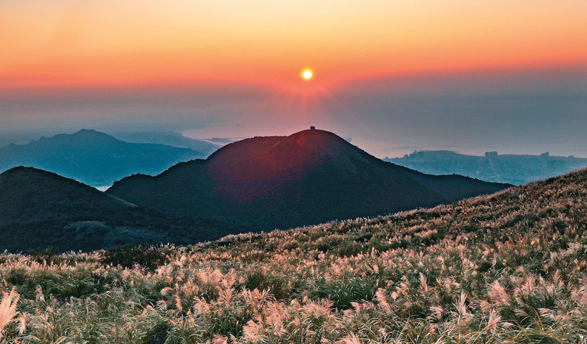 秋季遊覽臺北市大屯山助航站一帶,能將山、海、芒花和夕陽盡收眼底。
