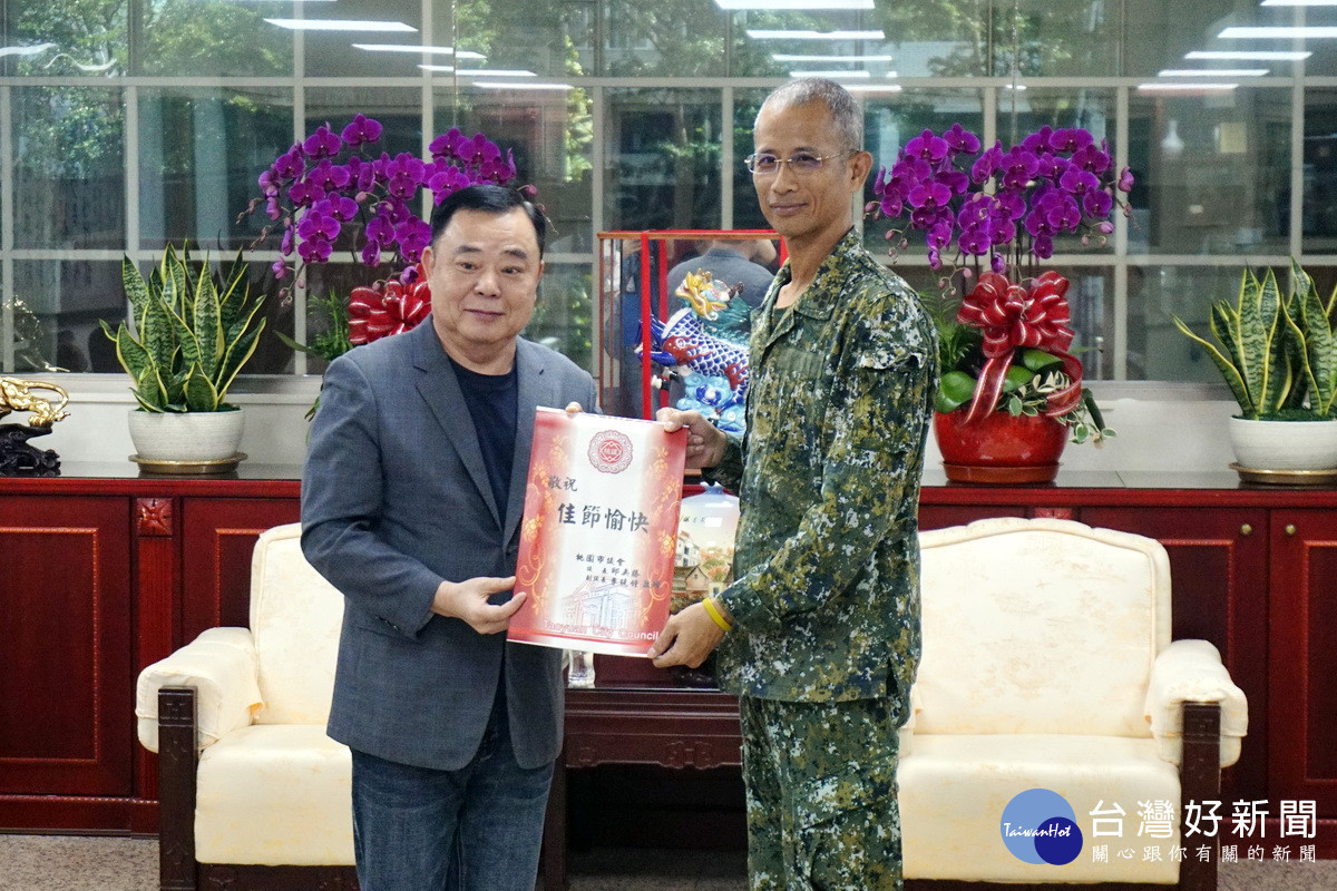 桃園市議會舉辦秋節勞軍活動,邱奕勝議長代表致贈慰勞金。