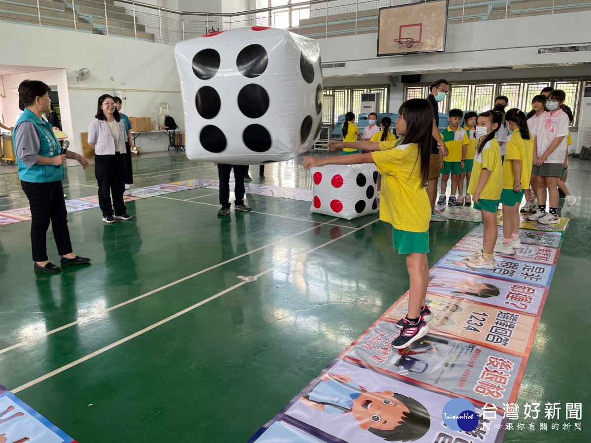 蒜頭國小設計真人版「交通安全大富翁」,透過遊戲強化學童對交通安全的認識/陳致愷翻攝