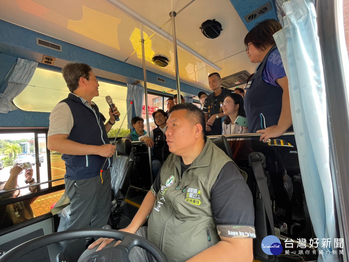 嘉義區監理所科長黃崇晟說明內輪差、大型車的視野死角及其他應注意的安全事項/陳致愷翻攝