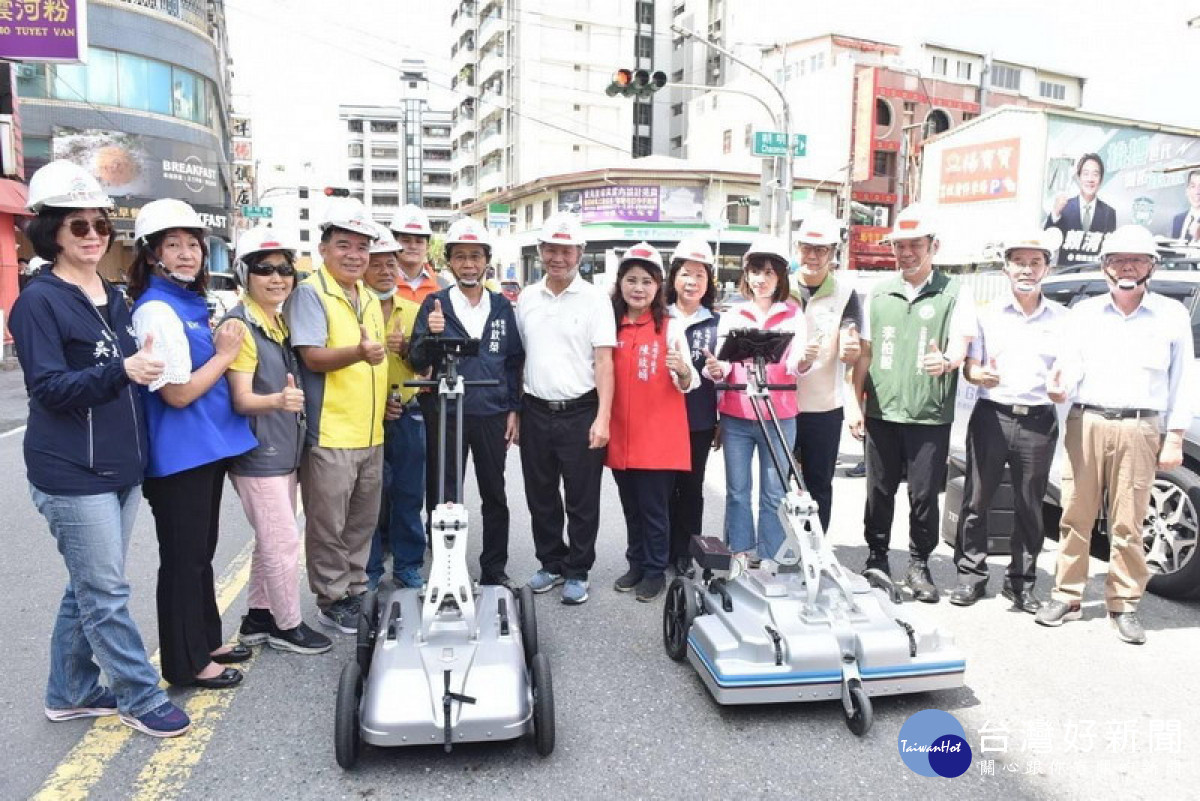 ▲高市府進行楠梓朝明路透地雷達檢測暨路面改善，副市長林欽榮前往視察。