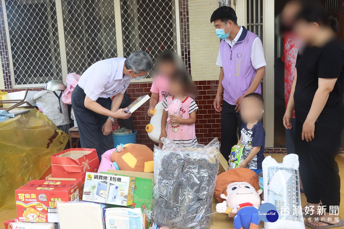 男值大夜班攢女兒救命錢 彰化分署兼顧情理法募集童書中秋送暖