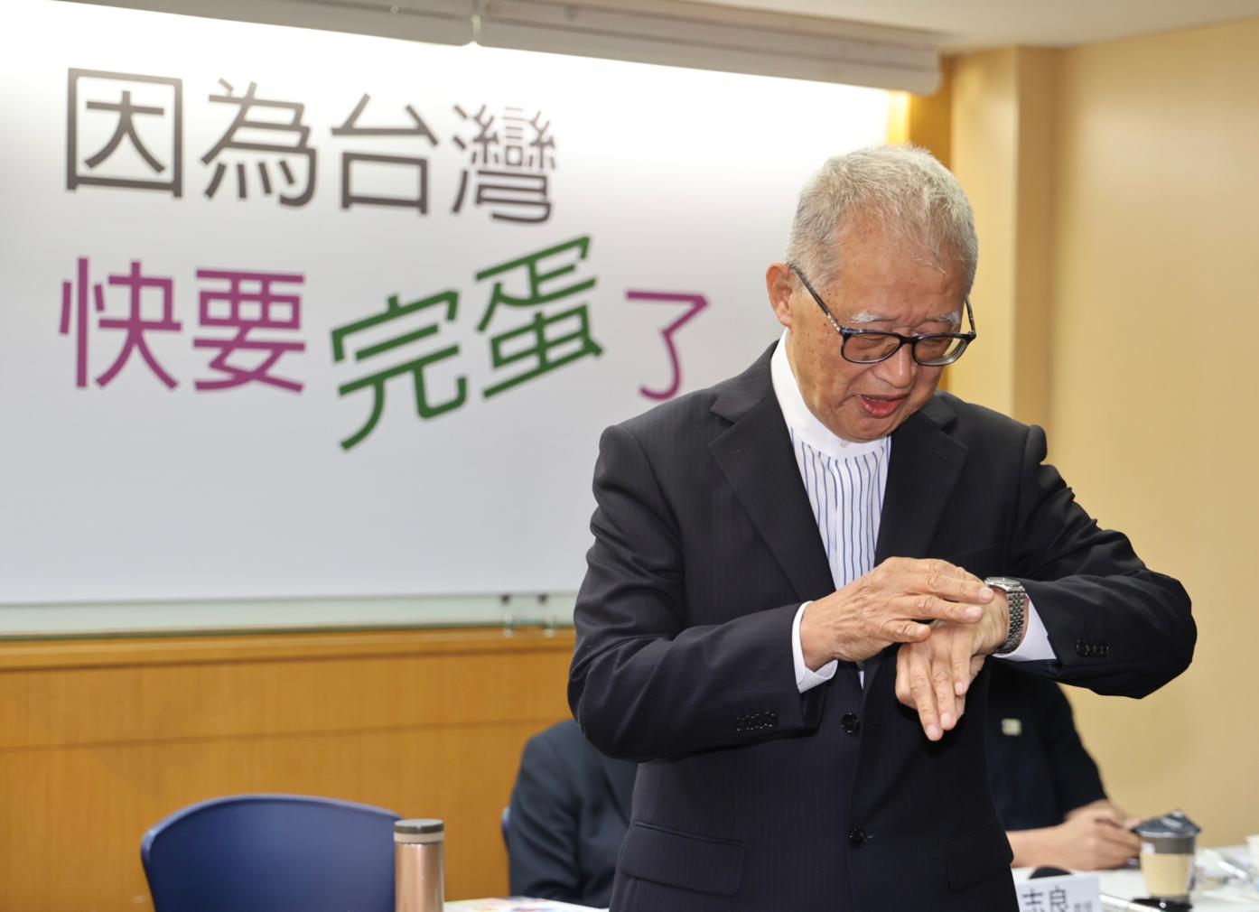 王建煊11日接受媒體專訪時,宣布不參選2024年總統。資料照片/林啟弘攝