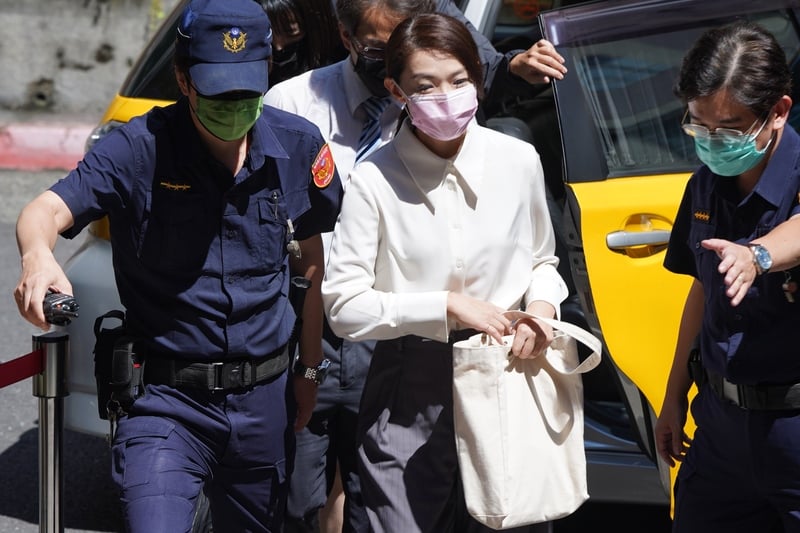 資策會控論文侵權案,北院今傳喚高虹安說明,高虹安在法警護送下步入北院。中央社