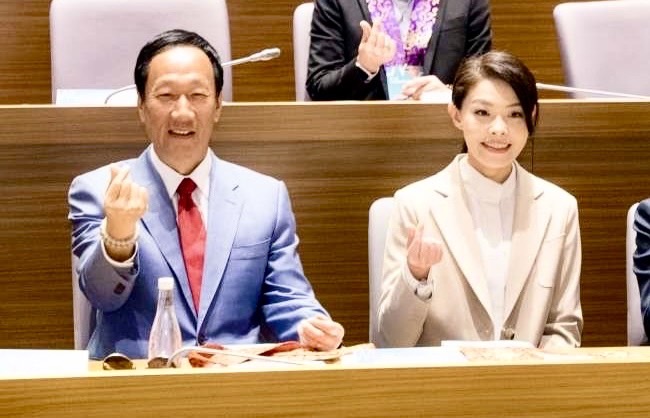 新竹市長高虹安(右)被影射放任男友干政,有意參選總統的鴻海創辦人郭台銘(左)要她訴諸法律。取自新竹市府官網
